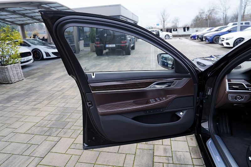 BMW Řada 7 750Li xDrive Individual/ČR - fotka 14 z 49