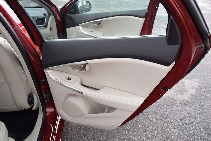 Volvo V40 (2016) 2.0i T2 90kw INSCRIPTION MANUÁ - fotka 42 z 48