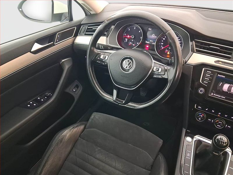 Volkswagen Passat (2017) Highline 2.0 TDI, Kůže - fotka 7 z 20