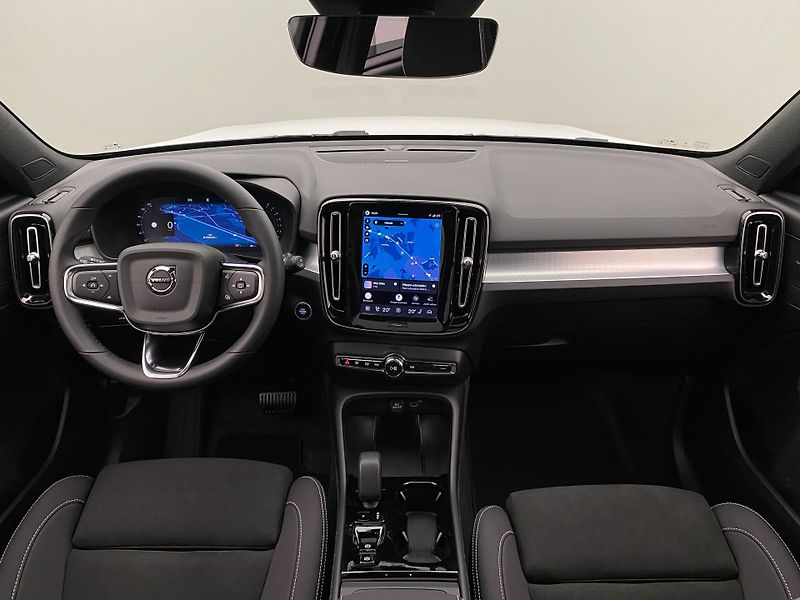 Volvo XC40 (2026) B3 AUT DARK PLUS - fotka 2 z 58