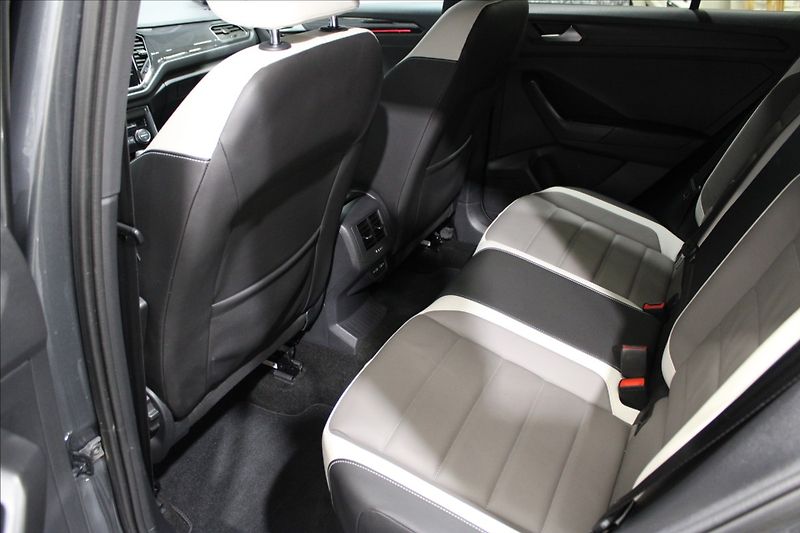 Volkswagen T-Roc 2,0 TDI 4motion Highline 1.maj - fotka 13 z 35