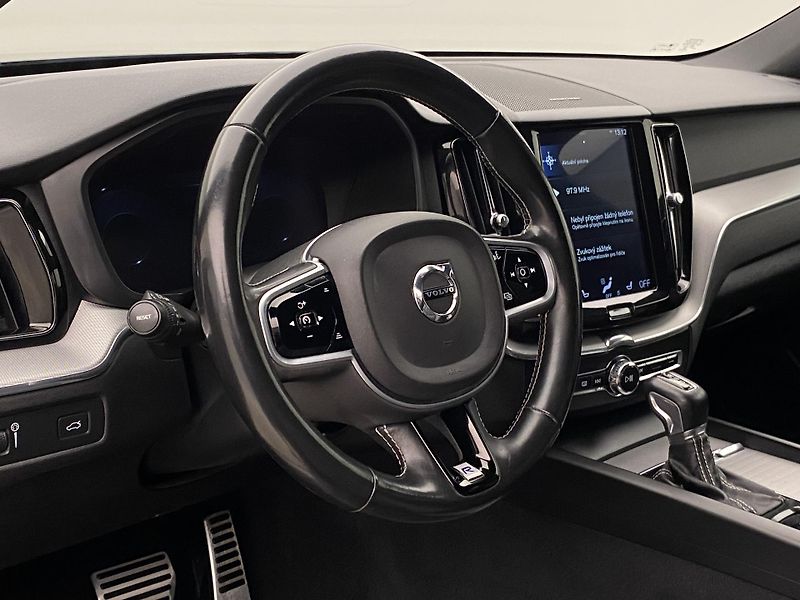 Volvo XC60 T5 AWD R-DESIGN AUT CZ - fotka 18 z 46