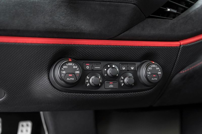 Ferrari 488 Pista PILOTI - fotka 13 z 26