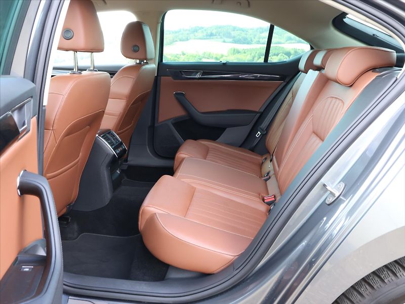 Škoda Superb 2,0 TDI DSG CZ L&K 1.Maj DPH - fotka 14 z 29