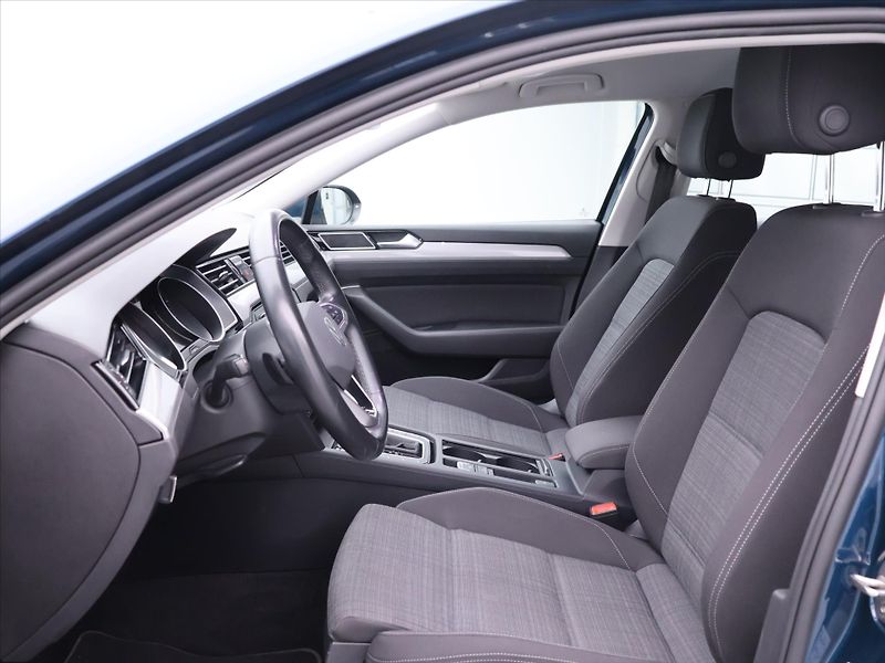 Volkswagen Passat 1,5 TSI 110kW DSG Business DPH - fotka 11 z 33