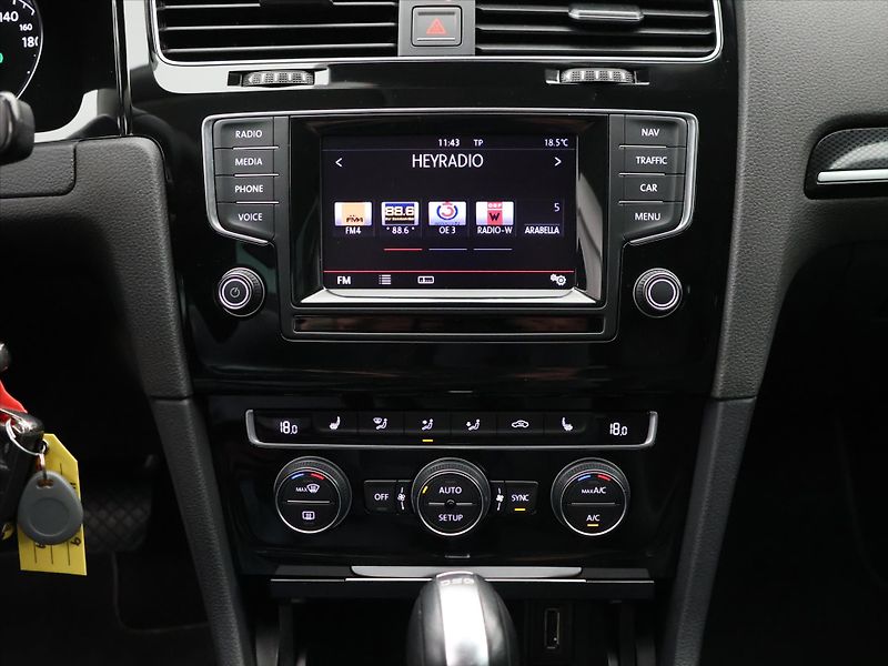 Volkswagen Golf 1,4 TSI 90kW DSG Highline Xeno - fotka 22 z 36