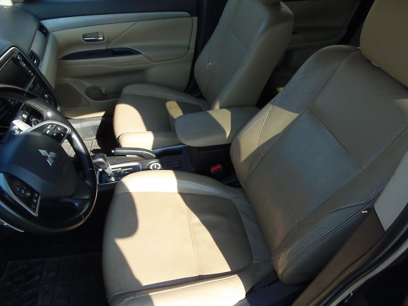 Mitsubishi Outlander (2013) 2.2 Di-D 4x4 AUTOMAT tažné - fotka 9 z 23