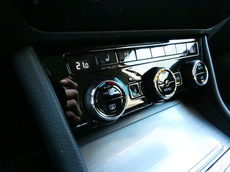 Škoda Superb III /FL Combi StylePlus 2.0 TD - fotka 26 z 30