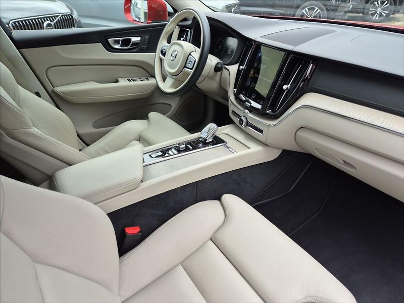 Volvo XC60 2,0 B5 AWD benzin Inscription - fotka 12 z 17