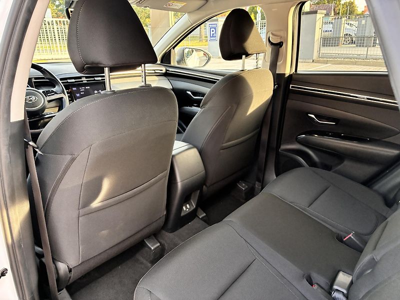 Hyundai Tucson 1,6T-GDi 110kW SMART REZERVACE - fotka 12 z 30