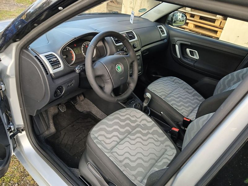 Škoda Fabia 1.6 Combi Ambiente - fotka 9 z 33