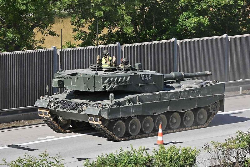 První armádní výcvik přesunu tanků Leopard 2A4 na dálnici D35.