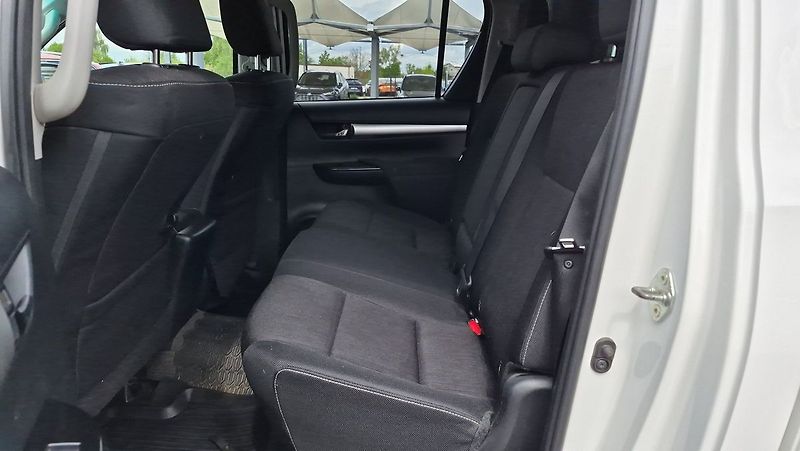 Toyota Hilux Active  2.4L Diesel 6M/T 4x4 - fotka 10 z 23