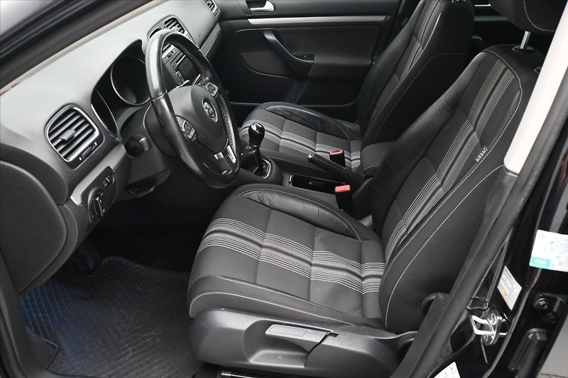 Volkswagen Golf 1,6 TDI 77kW MATCH Navigace - fotka 13 z 27