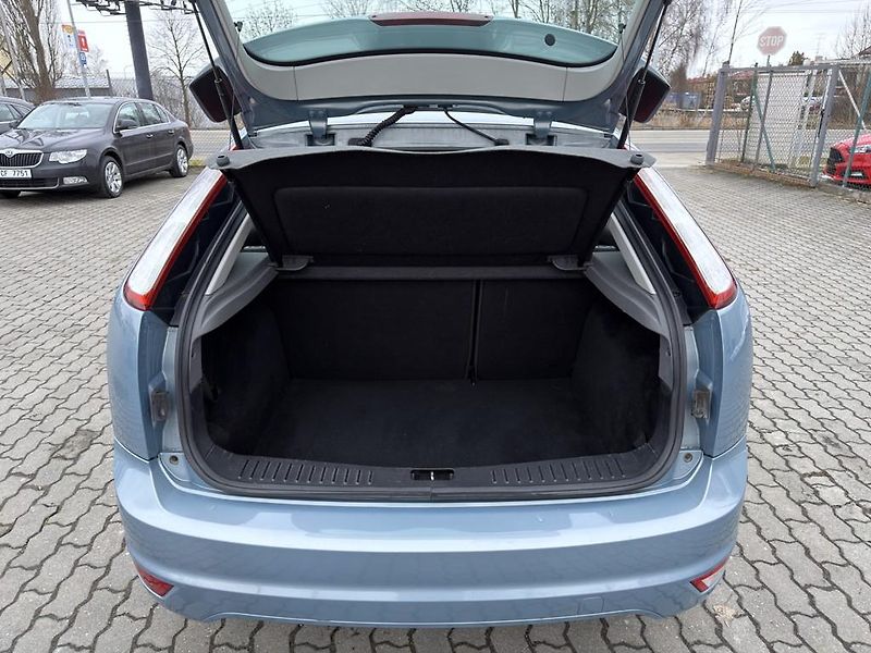 Ford Focus 1.6i 85 kW klima - fotka 9 z 15
