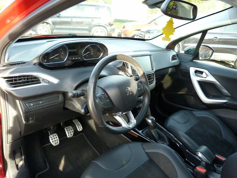 Peugeot 2008 1.2 PureTech Crossway 81 kw - fotka 13 z 20