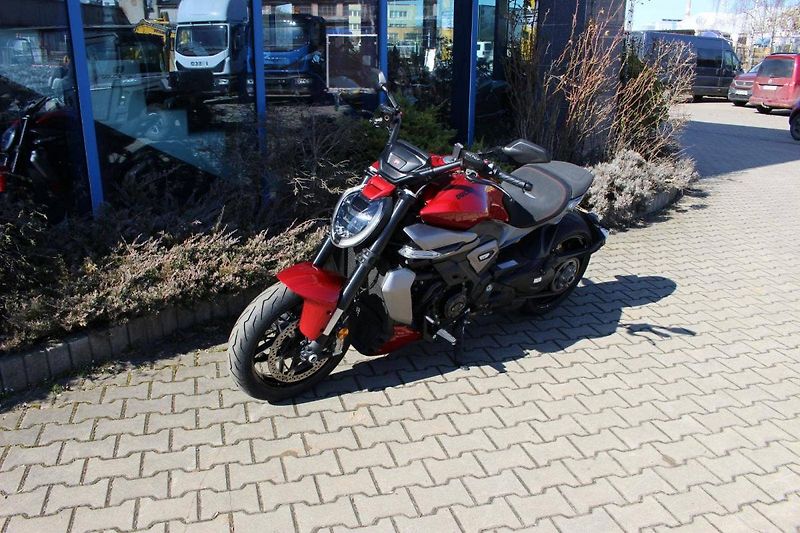 Ducati XDiavel (2025) V4  Burning Red 2025 SKLADEM n - fotka 13 z 13