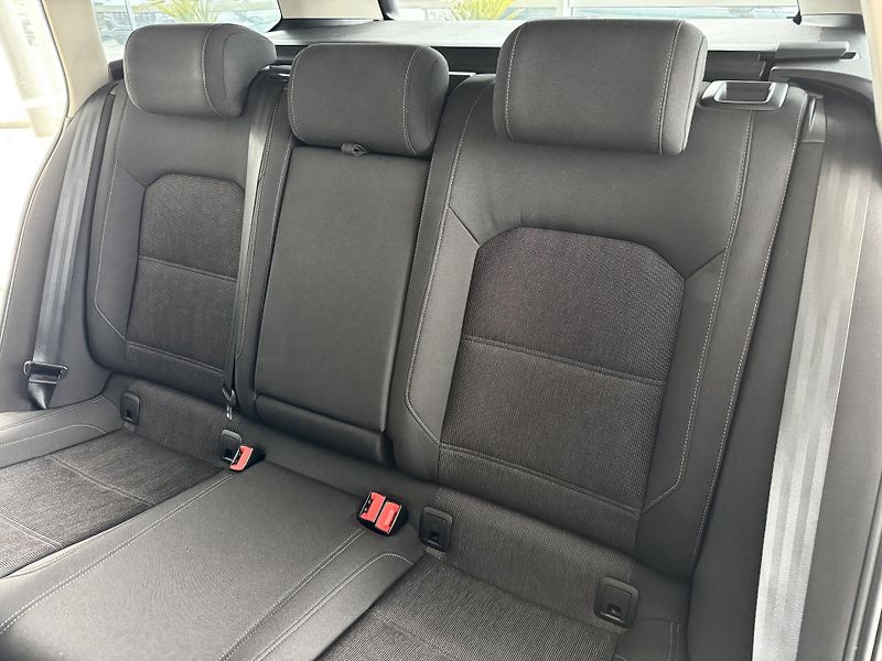 Volkswagen Passat 1,6TDI DSG*ComfortLine*ACC*Nav - fotka 16 z 32