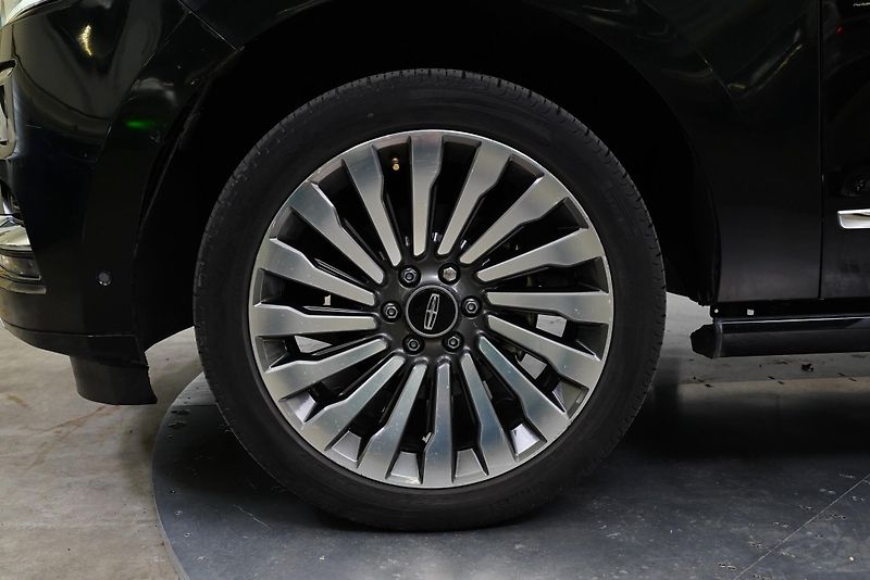 Lincoln Navigator - fotka 10 z 27