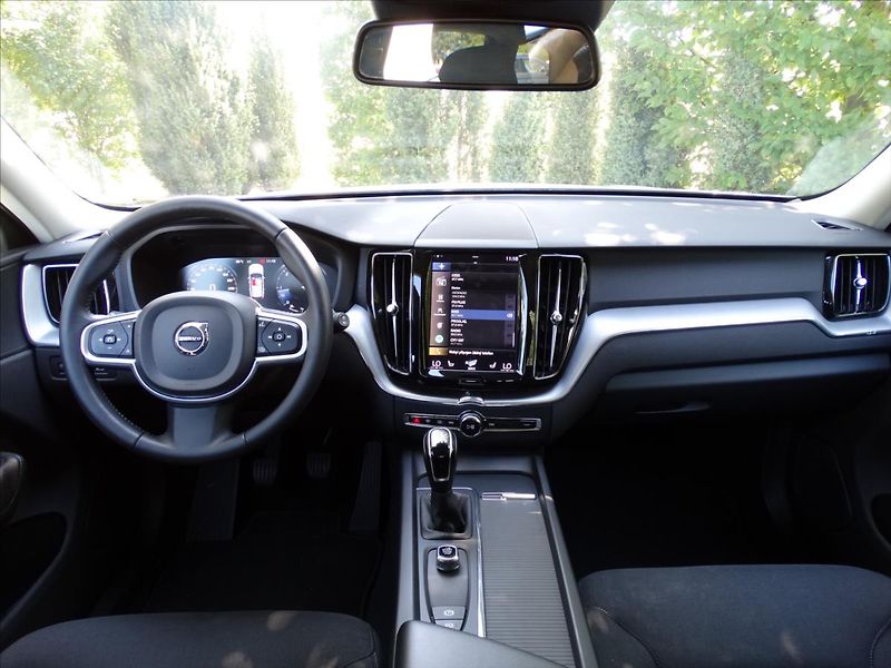 Volvo XC60 2,0 D3 Momentum MAN ČR - fotka 22 z 22