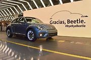 Historie modelu Volkswagen Beetle se po 81 letech definitivně uzavřela. Poslední model (minimálně se spalovacím motorem) sjel z výrobní linky v Mexiku