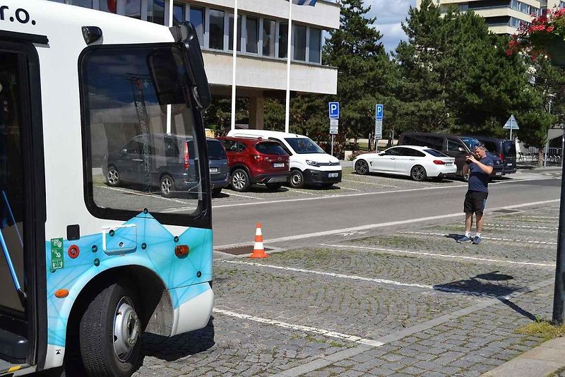Autobus na vodíkový pohon v Mostě. Pohled z přední strany.