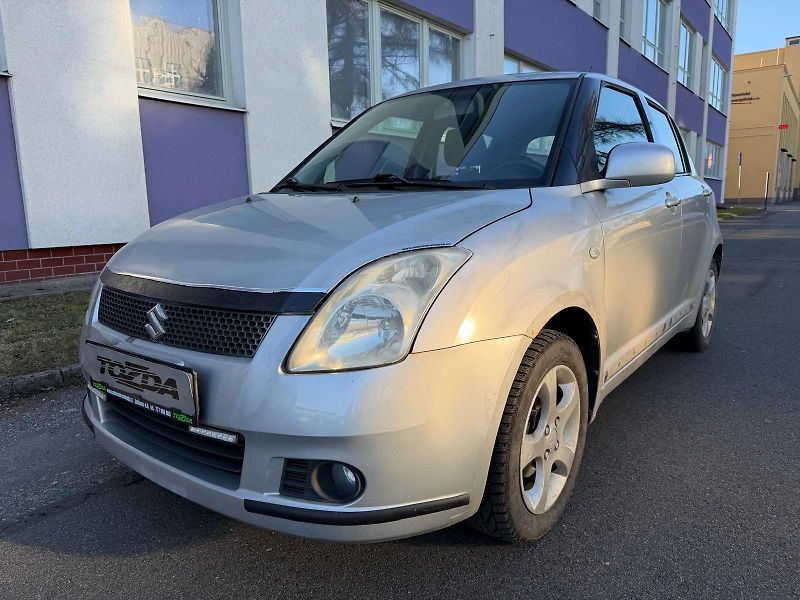 Suzuki Swift 1,3 16V 4x4 / sada pneu / - fotka 1 z 21
