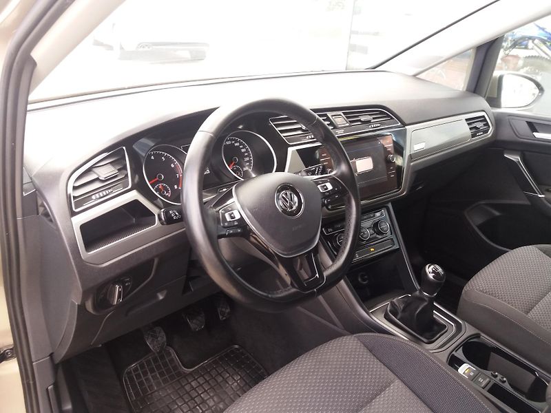 Volkswagen Touran 1.2TSi,81kW,7.MÍST,KAMER.VÝHŘE - fotka 16 z 28