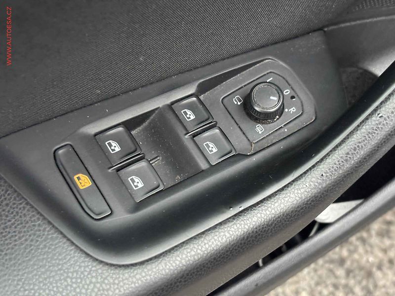 Volkswagen Passat (2017) 2.0 TDi, Navi, AC - fotka 11 z 17