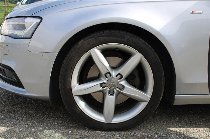 Audi A4 2,0 TDi  AUTOMAT, S-LINE - fotka 25 z 33