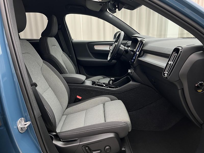 Volvo XC40 B3 DARK PLUS AUT CZ 1. maj. - fotka 19 z 41