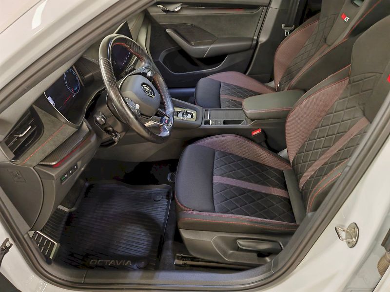 Škoda Octavia (2023) Combi 2.0 TSI 180 kW DSG RS - fotka 21 z 30
