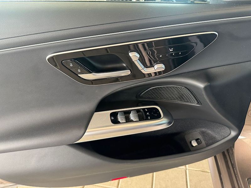 Mercedes-Benz Třídy E E 220d 4MATIC - fotka 9 z 20