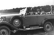 Hitler, Mossolini a Hossbach právě jedou ve voze Mercedes Benz G4.