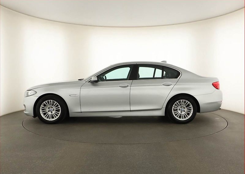 BMW Řada 5 (2014) Modern Line 525d xDrive, 4X4 - fotka 3 z 17