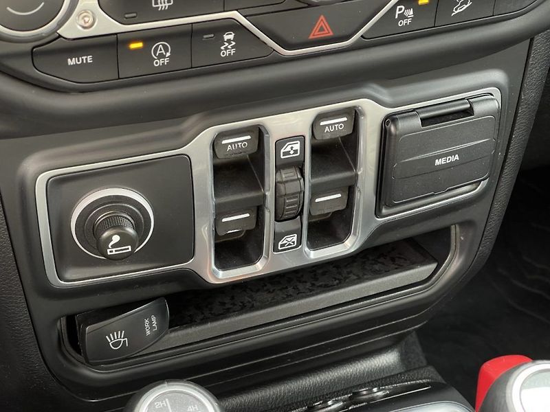 Jeep Wrangler 2.2CRD, ČR, Overland, 4x4 - fotka 32 z 38