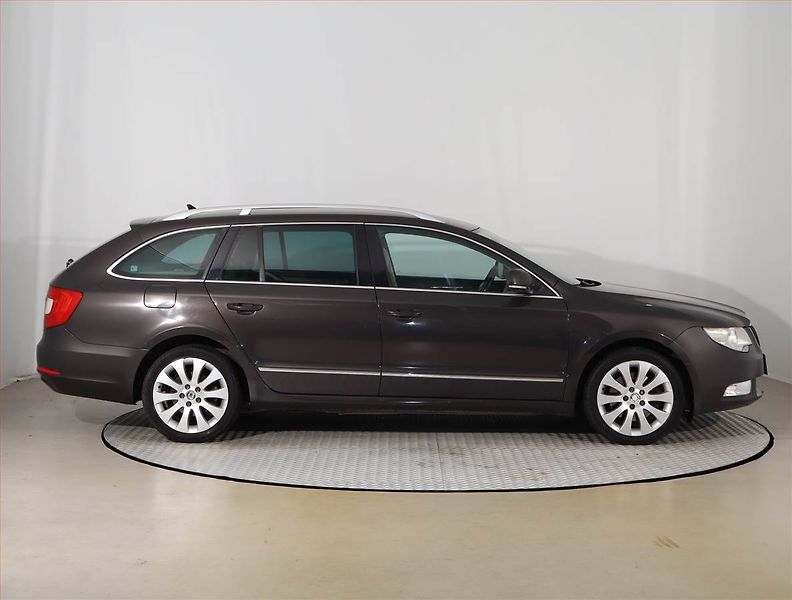 Škoda Superb (2010) 2.0 TDI, Navi, Xenony - fotka 6 z 24