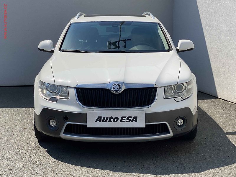 Škoda Superb (2012) 2.0TDi, DSG, bixen - fotka 2 z 21