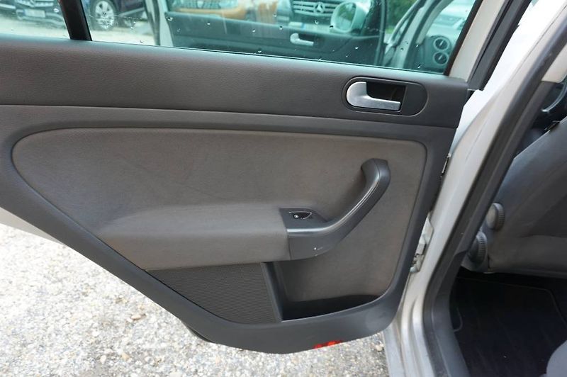 Volkswagen Golf Plus (2008) 1,9 - fotka 8 z 24