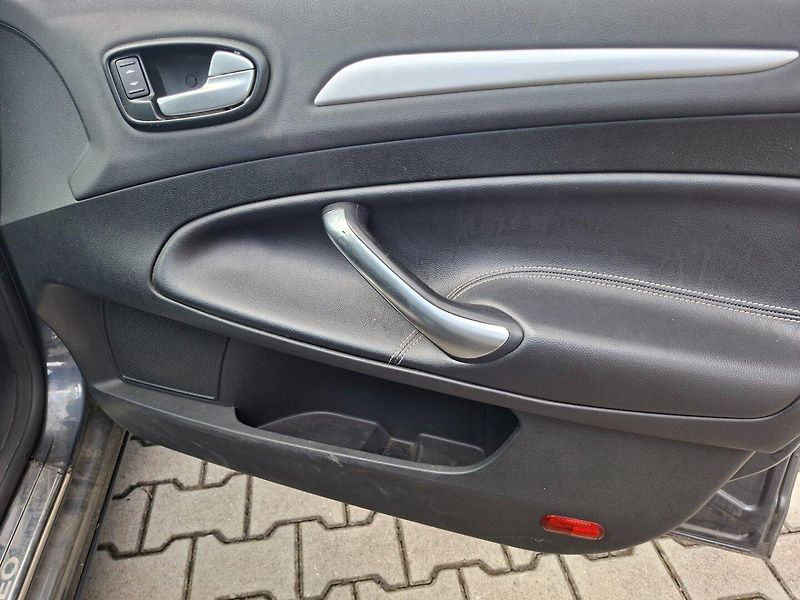 Ford Mondeo (2010) 2.2TDCi 129kW 6MAN - fotka 22 z 40