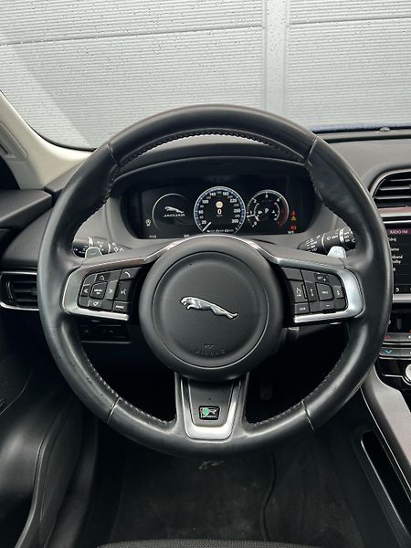 Jaguar F-Pace 25D AWD 177kW R-Sport DPH TZ - fotka 9 z 29