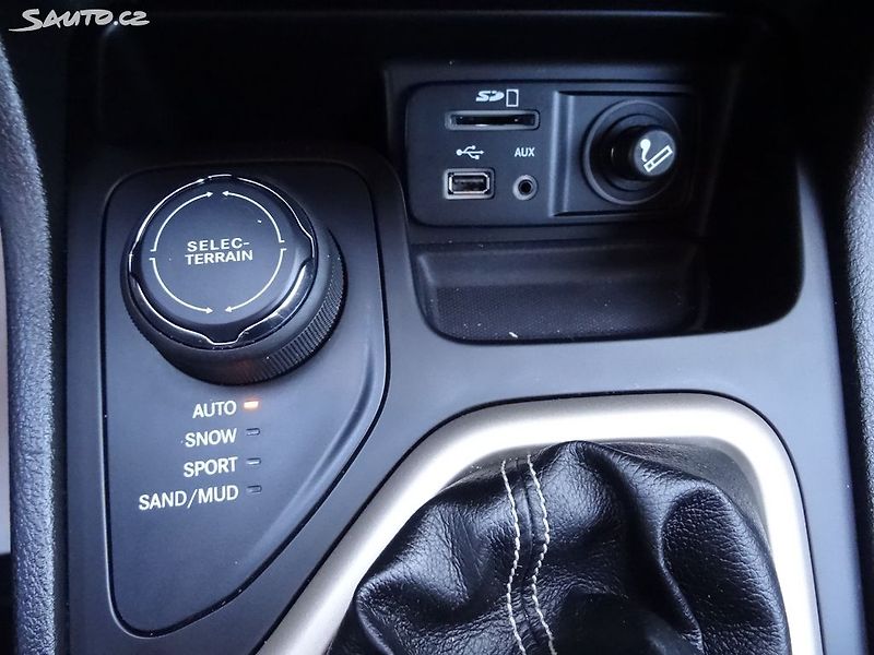 Jeep Cherokee 2.0/103kW MultiJet 4x4(Manual) - fotka 20 z 29