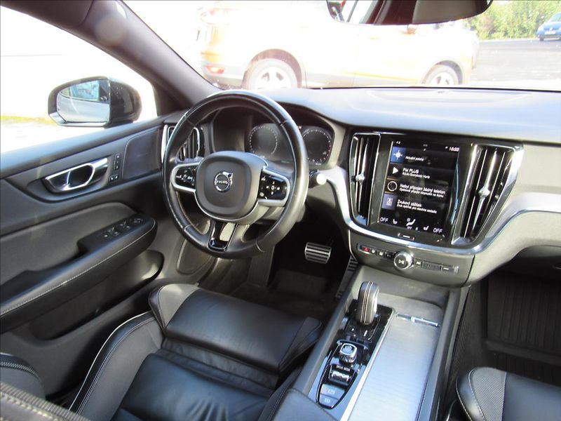 Volvo S60 2,0 B5 184kW AWD R-Design - fotka 13 z 34