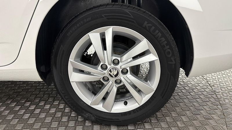 Škoda Fabia 1.0 TSI Ambition Combi - fotka 19 z 24