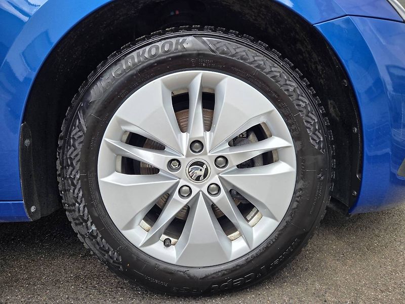 Škoda Octavia 1.5 TSI Ambiente - fotka 29 z 31