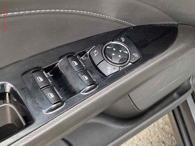 Ford Mondeo (2015) 2.0 EB, Titanium, AT, LED - fotka 12 z 21