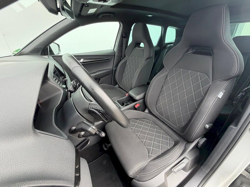 Škoda Karoq (2023) 2.0 TSI 140kW DSG SportLine - fotka 6 z 35