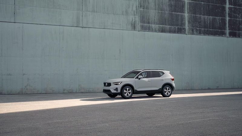 Volvo XC40 (2026) B3 AUT ESSENTIAL - fotka 2 z 12