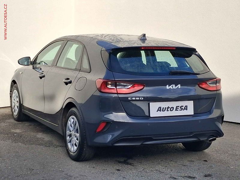 Kia Ceed (2022) 1.5 T-GDi, ČR, AC, park - fotka 6 z 16
