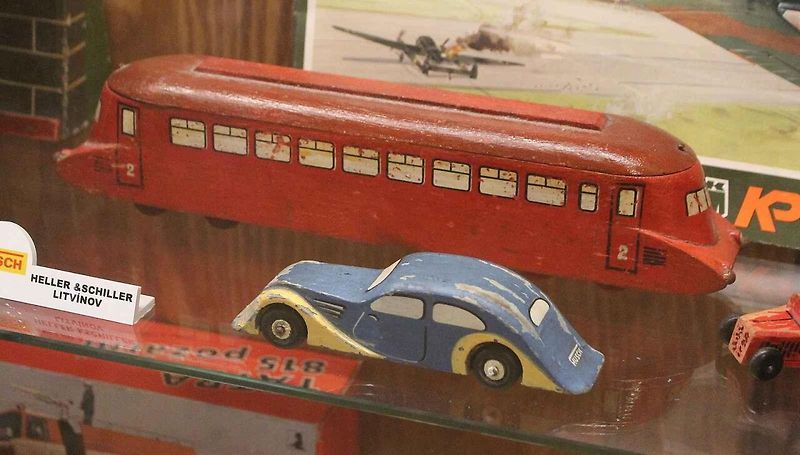 Společnost Heller & Schiller z Horního Litvínova vyráběla kromě vláčků, kolejišť a doplňků také širokou plejádu modelů automobilů. Na snímku je jeden vystavený v Muzeu hraček v Kruoce u Teplic.